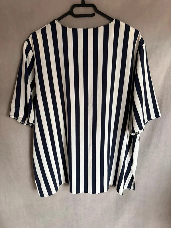 Mooie gestreepte marineblauwe en witte blouse – photo 4